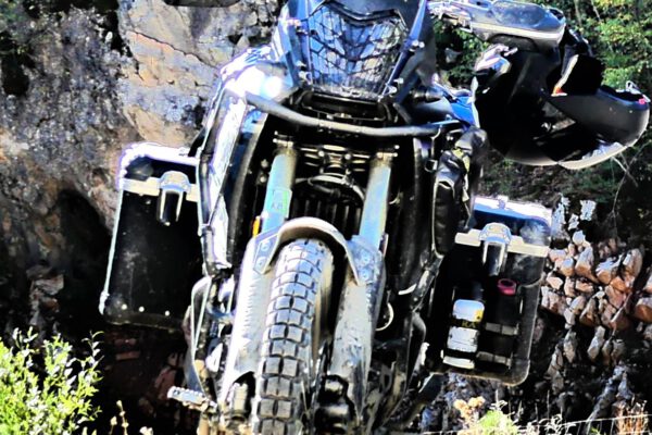 Auch technisch sind beide Bikes identisch aufgerüstet worden. Griffheizung, Ralley Sitzbank und Akra Endtopf von Yamaha dazu ein modifizirtes Heck....